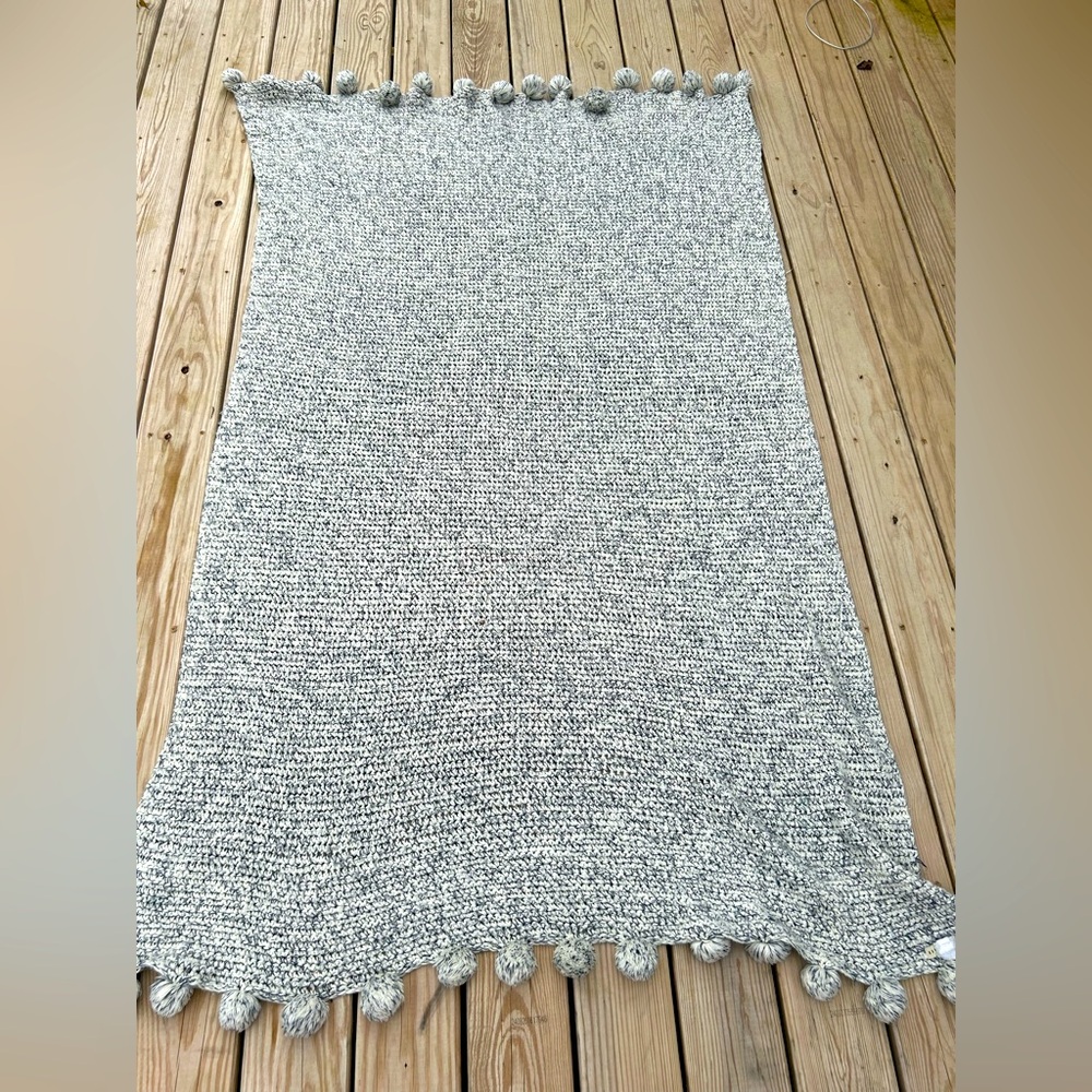 Pottery Barn Chunky Knit Pom Pom ‎ Throw Blanket Gray Cream EUC